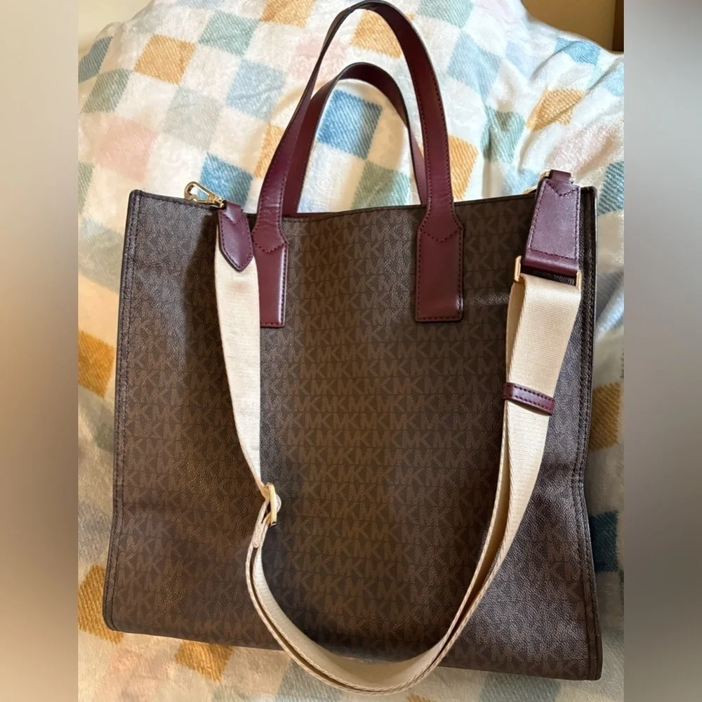 Pre-Luv- Michael Kors, heavy duty Tote Bag maroon & brown  With Gold Hardware